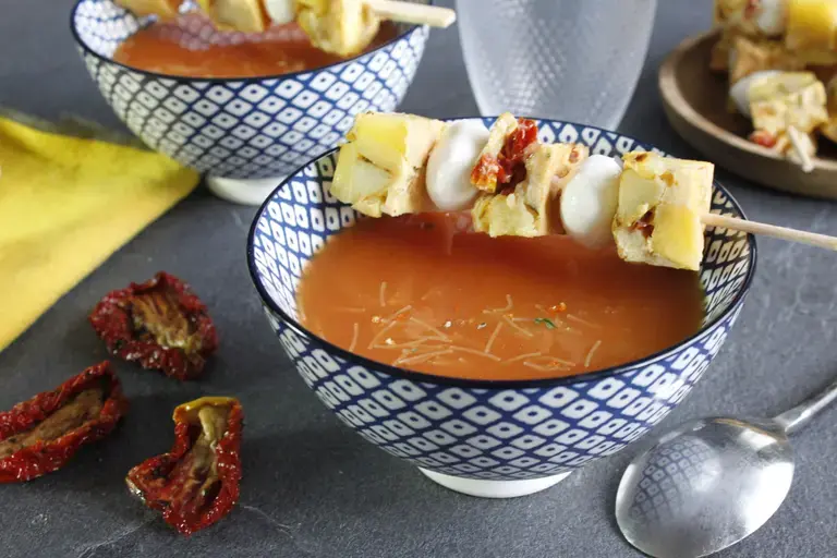 Soupe de tomate vermicelles et ses brochettes de tortillas aux billes de mozzarella