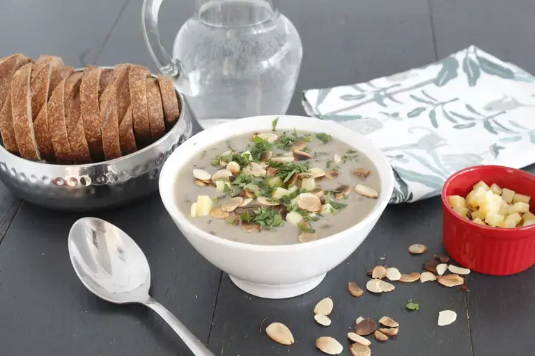 Velouté de champignons, Comté et amandes grillées