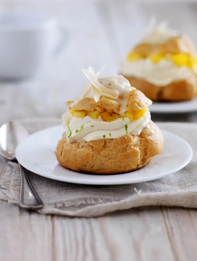 Choux au chocolat blanc citron vert, ananas et mangue