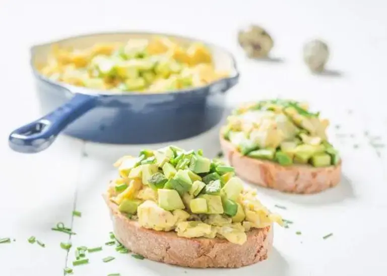 Avocat toast aux oeufs brouillés et oignons rouges