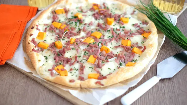 Tarte fine aux lardons et deux fromages