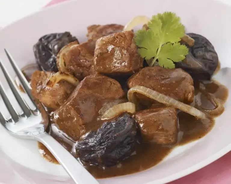 Sauté d'agneau aux pruneaux et amandes façon tajine
