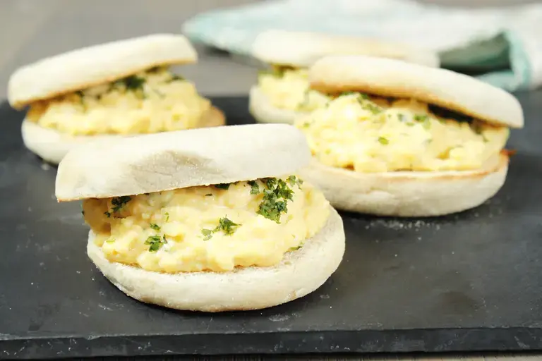 Muffins aux oeufs brouillés et fines herbes