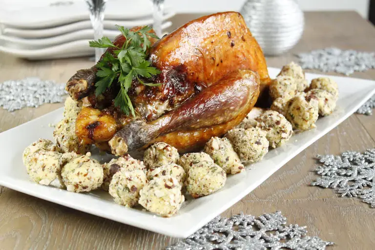 Pintade farcie aux fruits secs, pommes dauphines et noisettes