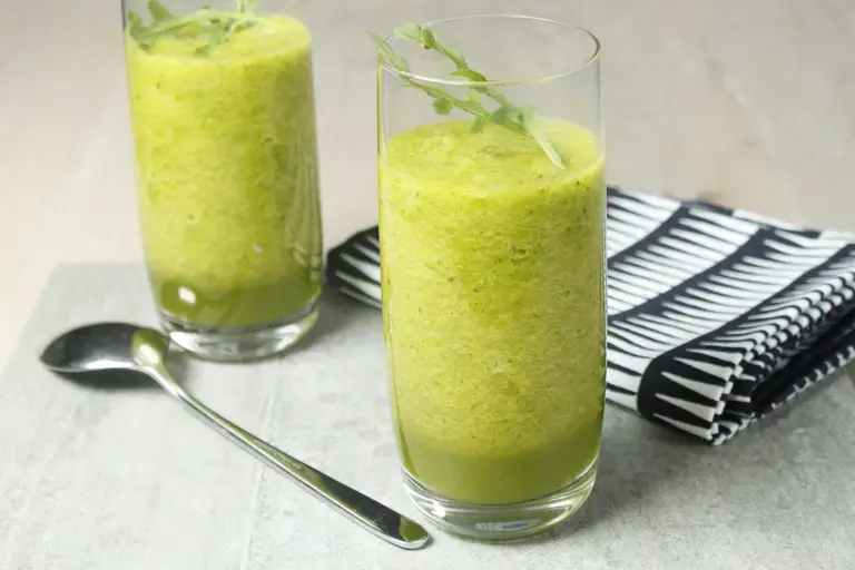 Soupe froide concombre poivron jaune roquette