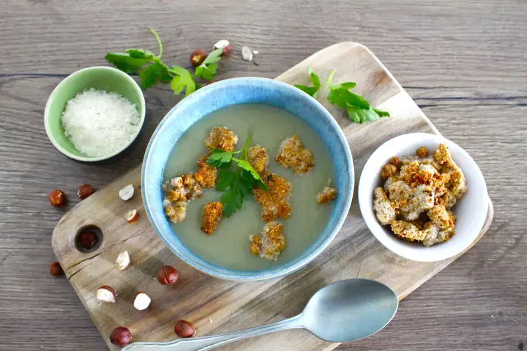 Velouté de poireaux pommes de terre et crumble noisettes parmesan