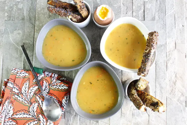 Soupe de légumes, oeufs coque et mouillettes
