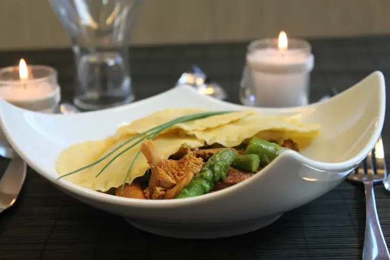 Ravioles de Saint Jacques et poêlée de girolles