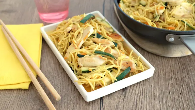 Nouilles poelées à l'asiatique au poulet et courgette