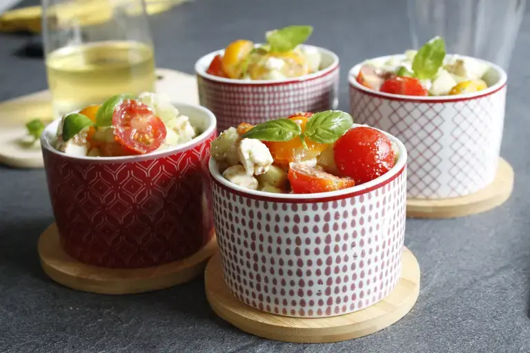 Salade feta, concombre et duo de tomates aux olives