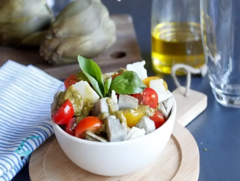 Salade d'artichauts, tomates, basilic et parmesan