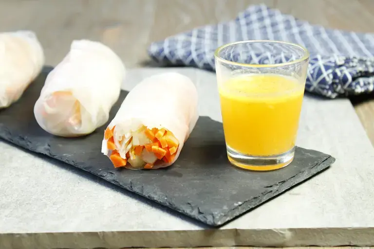 Rouleaux de printemps et vinaigrette à l'orange E