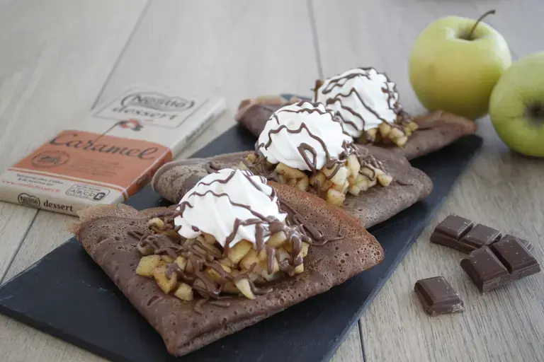 Crêpes compotée pomme Chocolat caramel et chantilly