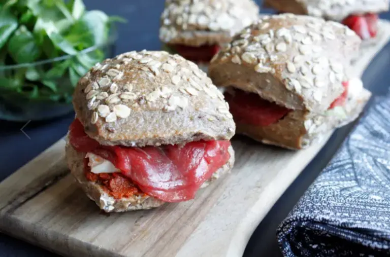 Sandwich au boeuf, tomates séchées, feta et crème de vinaigre balsamique