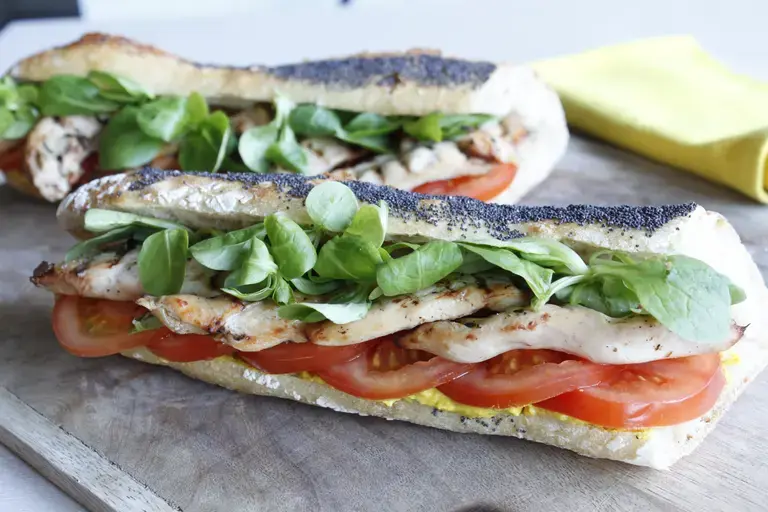 Sandwich tomate poulet sauce fromage blanc curry