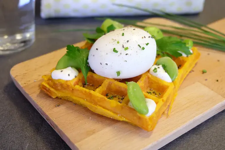 Gaufres à la carotte, œuf mollet et fèves vertes