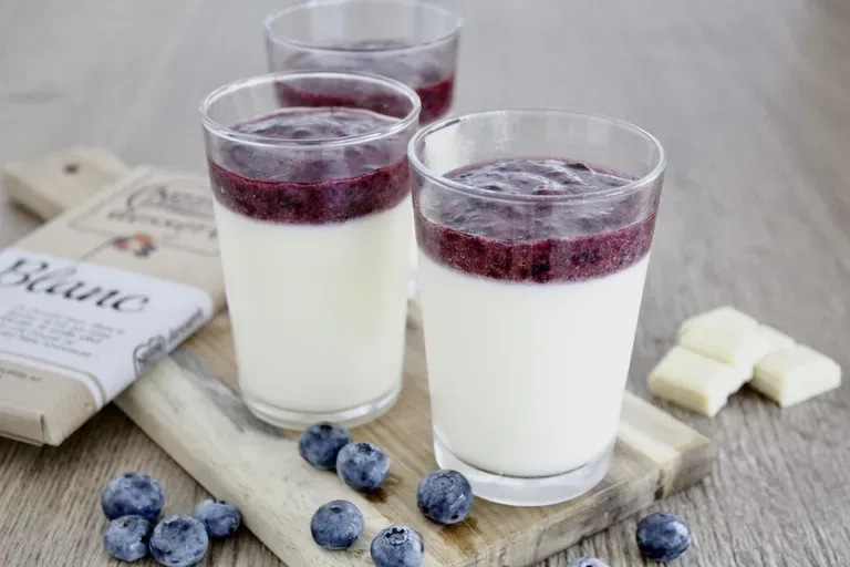 Panna Cotta au chocolat blanc et coulis de myrtille