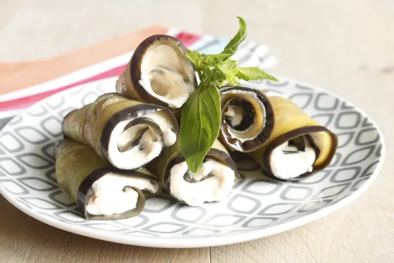 tRolls d'aubergine ricotta pignons
