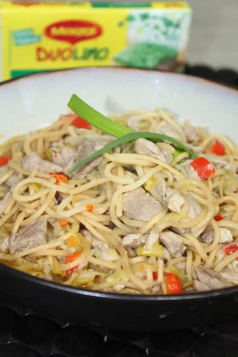 Bouillon de nouilles et porc aux épices