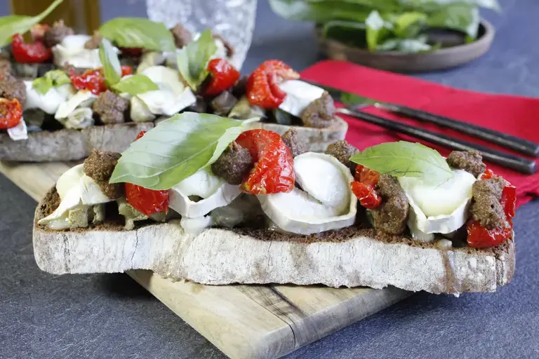 Tartine chèvre artichaut, olives