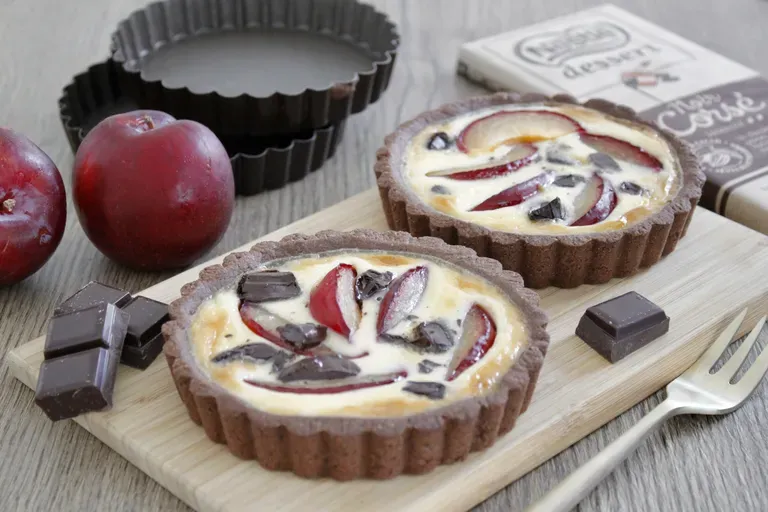 Tartelettes aux prunes et à la pâte sablée au chocolat noir corsé