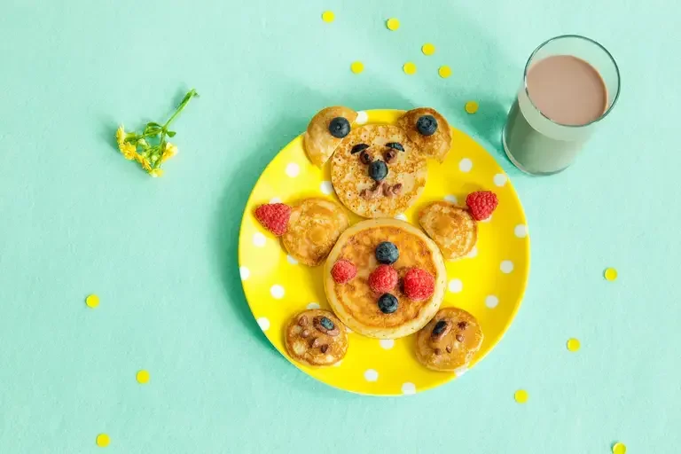 Ourson avec des baies