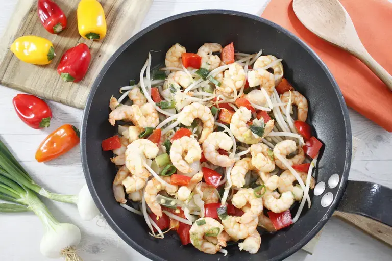 Crevettes sautées aux pousses de soja et poivron