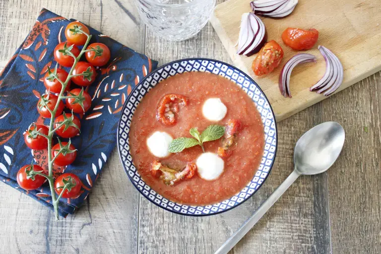 Velouté de tomates cerises glacé, mozzarella