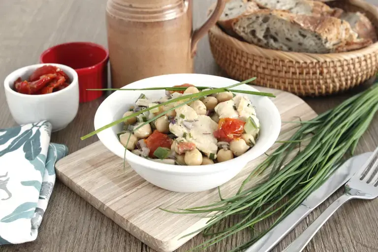 Salade hivernale vegan pois chiche, tomates confites concombre aux émincés