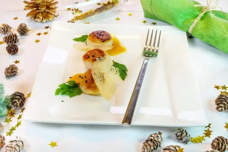 Saint-Jacques rôties, sauce aux épices douces