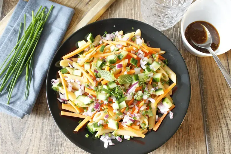 Salade de penne carotte, menthe, concombre et petits lardons