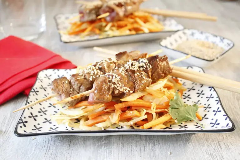 Brochettes de boeuf marinées miel et sésame aux légumes croquants
