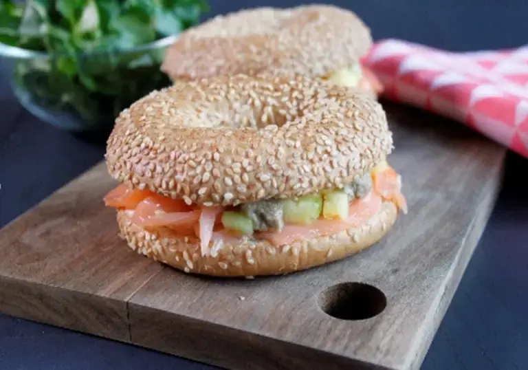 Bagels au saumon fumé concombre et oignons doux
