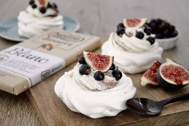 Mini pavlovas à la mousse au chocolat blanc et aux fruits d'automne