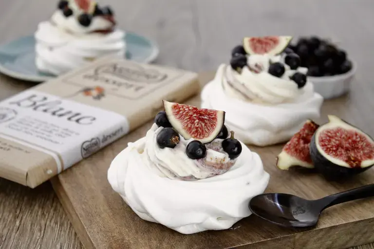 Mini pavlovas à la mousse au chocolat blanc et aux fruits d'automne
