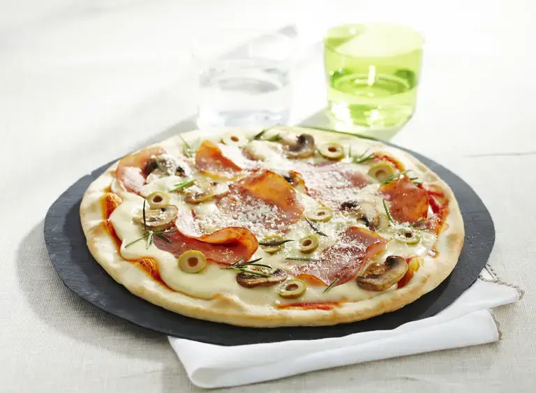 Pizza bacon, mozzarella et romarin