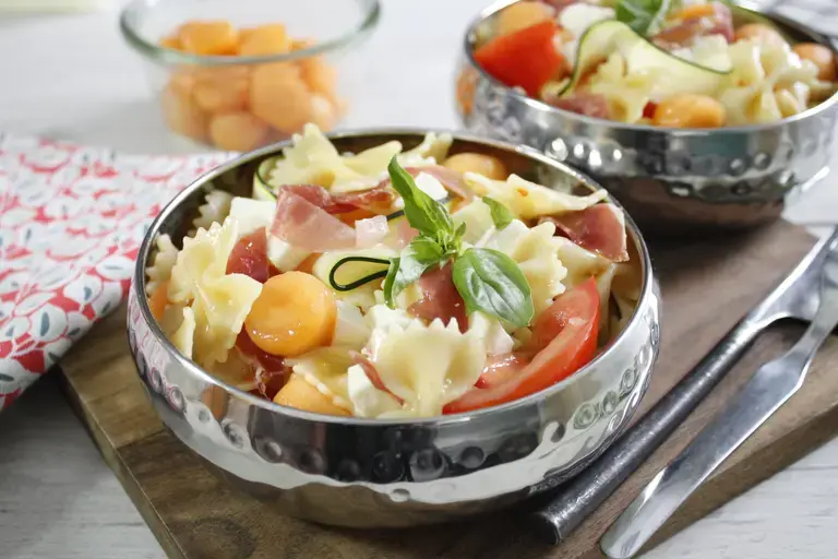 Salade de pâtes estivale au melon et au jambon