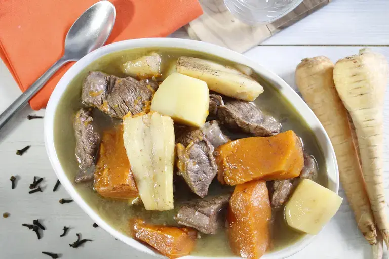 Pot au feu aux légumes anciens en cocotte