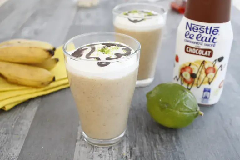 Smoothie banane citron vert sauce choco