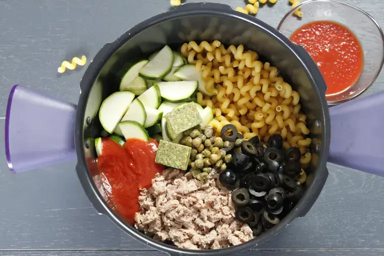 One pot pasta torsade, thon aux olives et courgetteset olives avec le Bouillon KUB DUO Pâtes Basilic MAGGI.