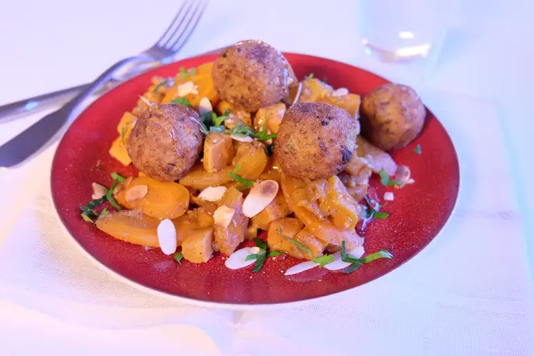 Tajine de patate douce, abricots et falafels
