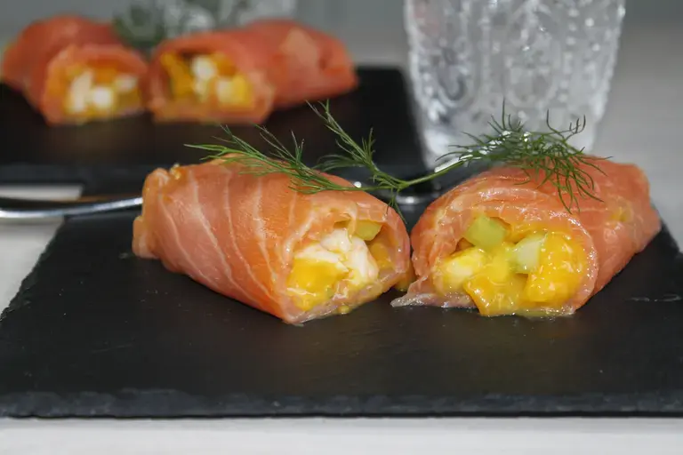 Rouleaux de saumon fumé aux crevettes et fruits exotiques