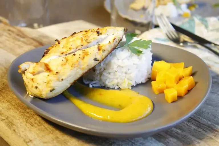 Escalopes de poulet gingembre et coriandre sauce mangue