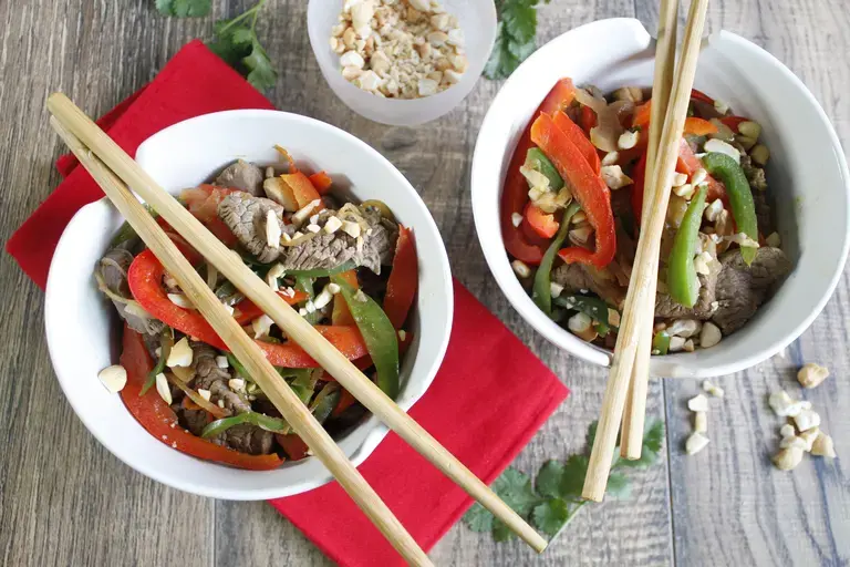 Boeuf sauté aux poivrons et noiw de cajou