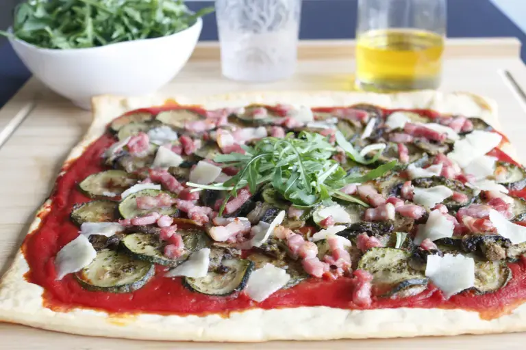 Pizza aux légumes et basilic