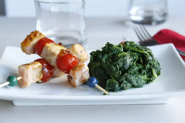 Brochettes de saumon au paprika, épinards à la crème