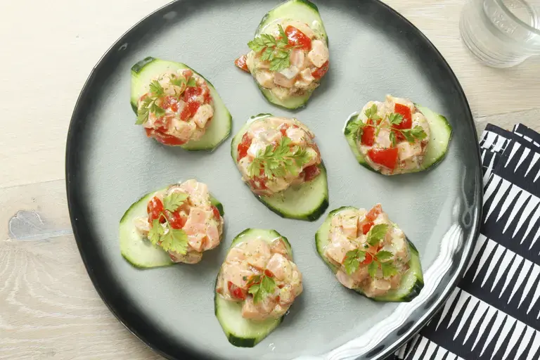 Tartare de saumon ail persil et tartine de concombre