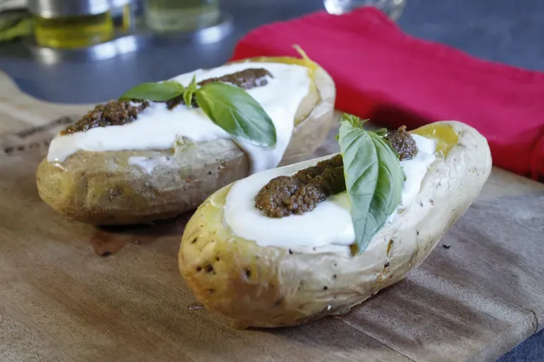 Pommes de terre au four et fromage frais aux olives