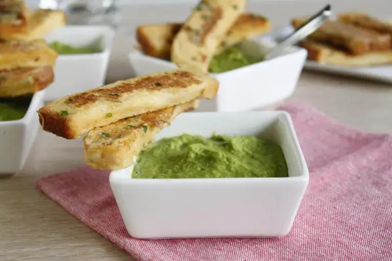 Crème de petits pois glacée et mouillettes de pain perdu