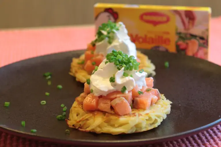 Rosti de pommes de terre, tartare de saumon et chantilly aux herbes